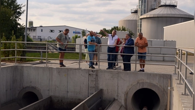 Witali Franz (blaues Shirt) und Wolfgang Lampe (weißes Shirt) zeigten Staatssekretär Carsten Träger (Zweiter von rechts) die Uffenheimer Kläranlage. (Foto: Johannes Zimmermann)