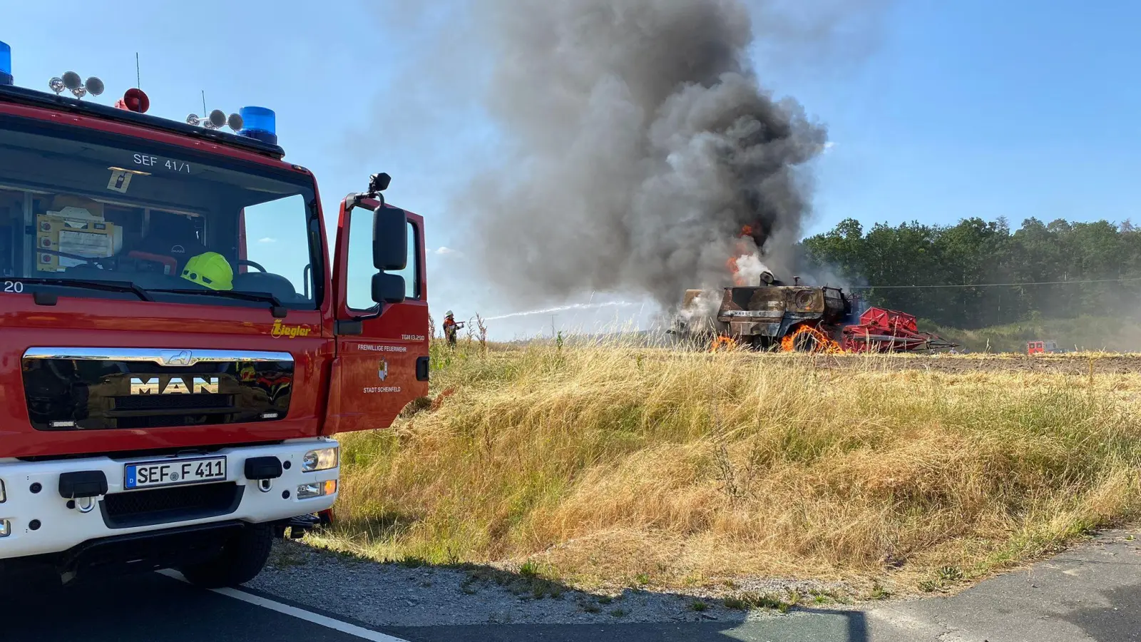 Einen brennenden Mähdrescher bei Scheinfelds Ortsteil Neuses haben die Feuerwehren aus Scheinfeld, Oberrimbach und Markt Taschendorf am Freitagnachmittag gelöscht. (Foto: Rainer Weiskirchen)