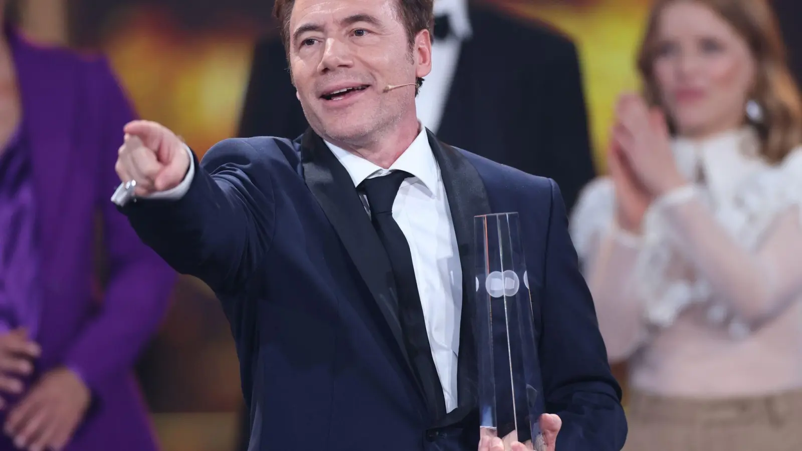 Komiker Michael „Bully“ Herbig hat die Ehrenauszeichnung des Deutschen Fernsehpreises erhalten. (Foto: Rolf Vennenbernd/dpa)