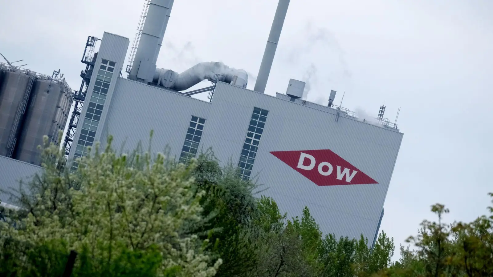 Der Konzern will einzelne Anlagen in Böhlen und Schkopau schließen.  (Foto: Sebastian Willnow/dpa)