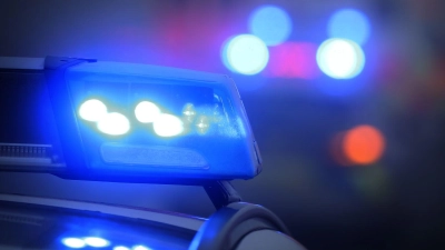 Die Polizei untersucht, ob sich die Frau mit dem eigenständigen Waffentransport strafbar gemacht hat. (Symbolbild) (Foto: Karl-Josef Hildenbrand/dpa)