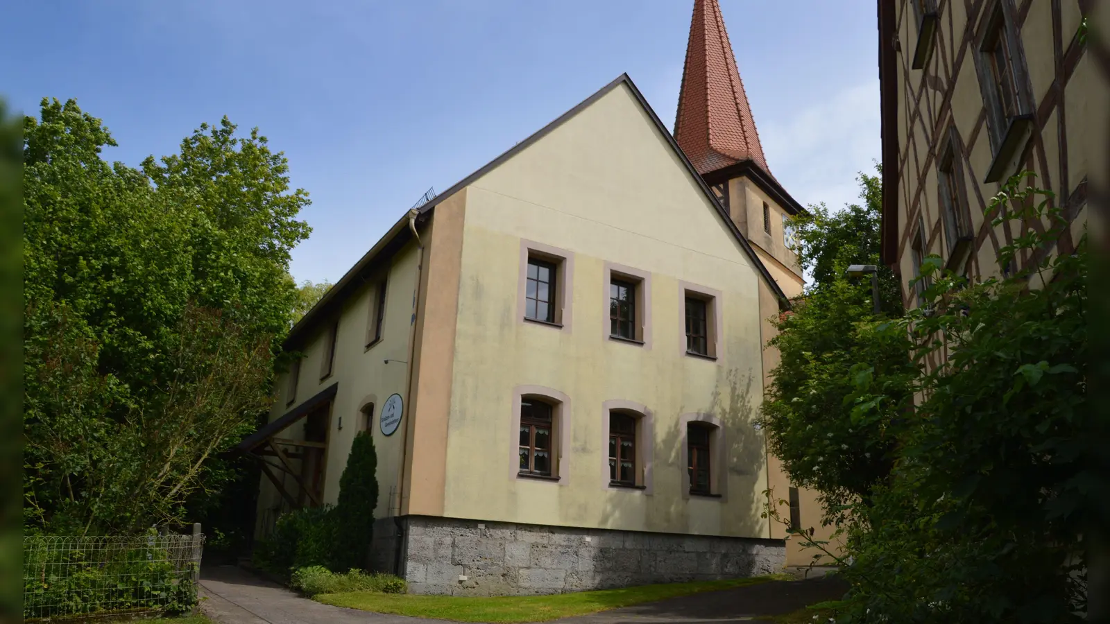 Das Custenlohrer Dorfhaus muss dringend saniert werden. Das kommt nun aber deutlich teurer als ursprünglich gedacht. (Foto: Johannes Zimmermann)