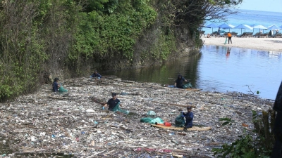 Freiwillige sammeln in Pecatu auf Bali Müll aus einem Fluss. Die Abfall-Flut, die viele Strände und Flussufer seit Tagen überrollt, ist erschreckend. (Foto: Firdia Lisnawati/AP)