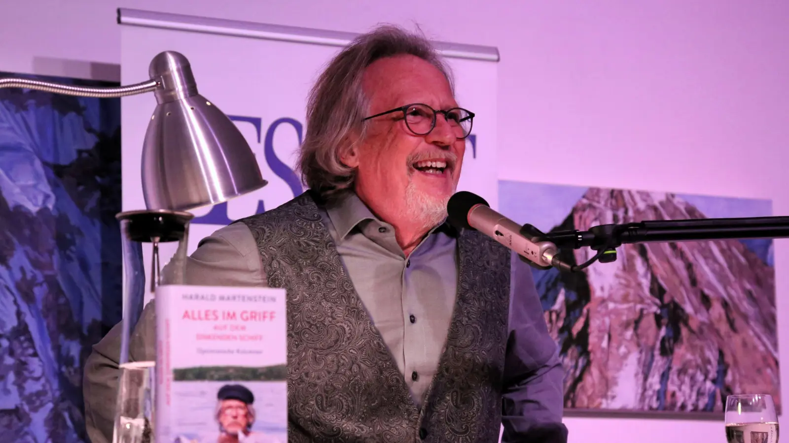 Brillanter Kolumnist: Harald Martenstein bei der LesArt im Ansbacher Kunsthaus Reitbahn 3. (Foto: Martina Kramer)