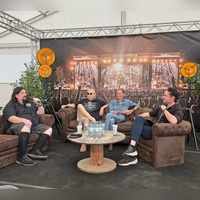 Festivalgründer Achim Ostertag, Peter Koller, früherer Leiter der städtischen Bauverwaltung, und OB Dr. Christoph Hammer (von links) erinnerten sich auf dem Sofa im Pressezelt an die Anfänge des Metal-Open-Airs in Dinkelsbühl. Es moderierte Kai Hummel von Silverdust (rechts). (Foto: Markus Weinzierl)