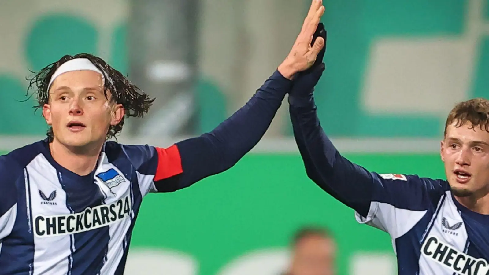 Herthas Fabian Reese (l) trifft gegen seinen früheren Verein Fürth. (Foto: Daniel Karmann/dpa)