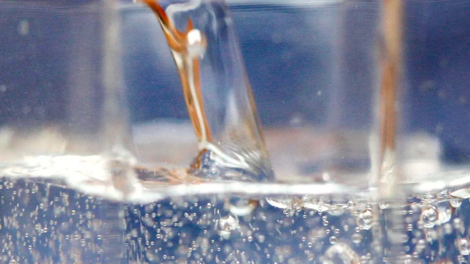 Mineralwasser wird in ein Wasserglas gegossen. (Foto: Roland Weihrauch/dpa/Archivbild)