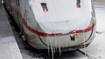 Der Fernverkehr der Bahn rollt nun langsam wieder an. (Foto: Moritz Frankenberg/dpa)