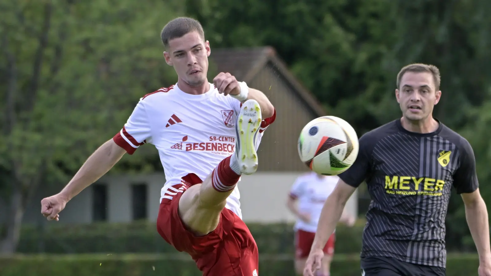 Moritz Ortner (links, hier im Hinspiel) traf wieder für den TSC Neuendettelsau. (Foto: Martin Rügner)