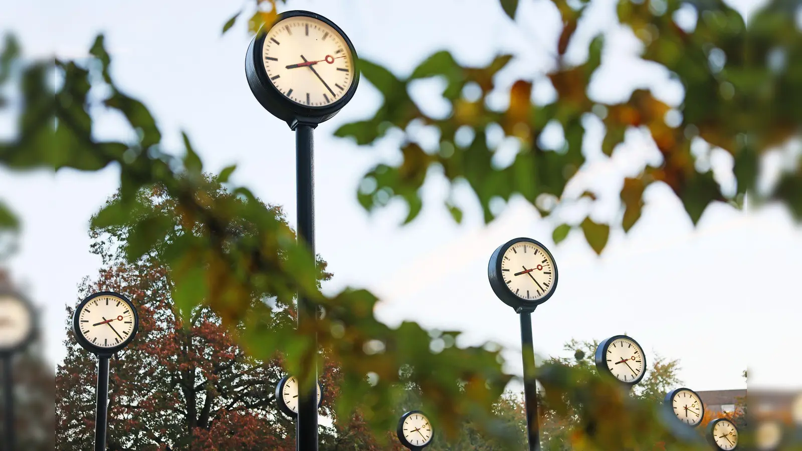 Die Zeitumstellung von Sommer- auf Winterzeit erfolgt 2025 in der Nacht zum 26. Oktober. (Archivbild) (Foto: Oliver Berg/dpa)