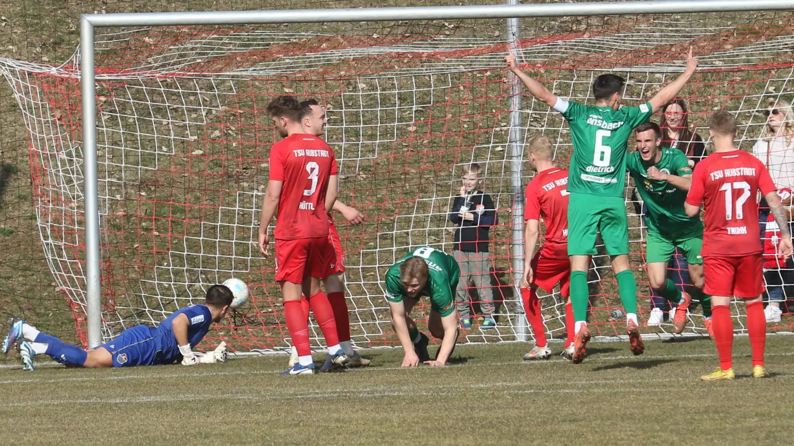 Ansbach jubelt in Aubstadt. Eben hat Niklas Seefried (im grünen Trikot in der Mitte) die Führung erzielt. (Foto: Michael Horling)