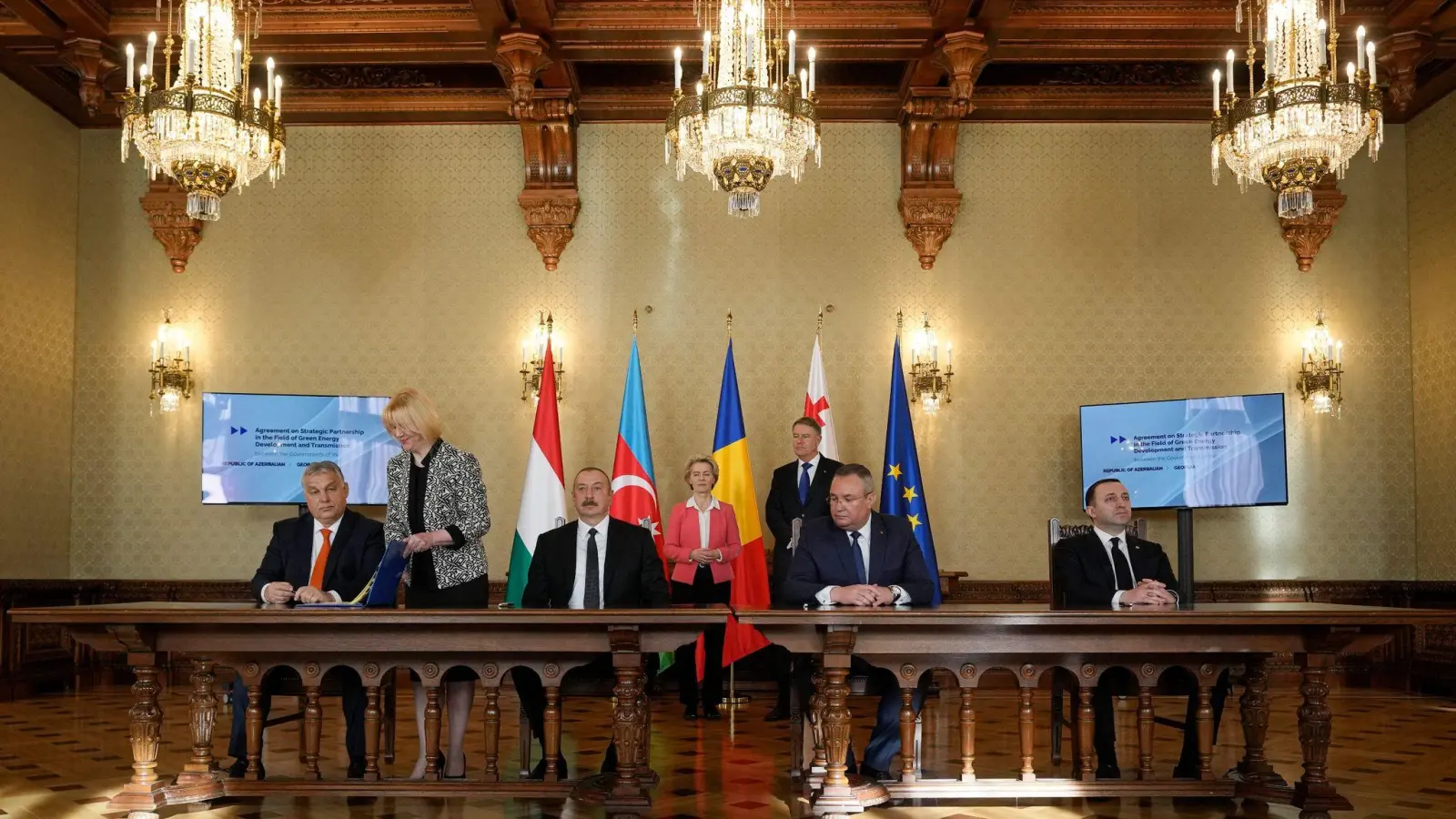 Viktor Orban, Ilham Aliyev, Nicolae Cicuae und Irakli Garbishvilli (v.l.n.r.). Hinten in der Mitte Ursula von der Leyen. (Foto: Vadim Ghirda/AP/dpa)