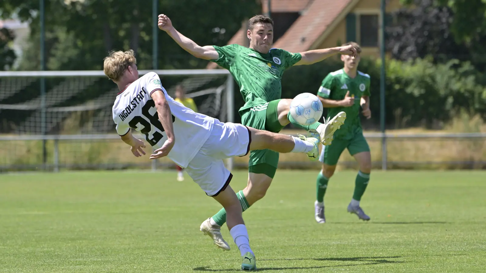Ansbachs Neuzugang Mirko Puscher (in Grün) wird wie hier beim 1:3 im Test gegen den FC Ingolstadt II (Kilian Michelbach) auch gegen Greuther Fürth seine Einsatzzeiten bekommen. (Foto: Martin Rügner)
