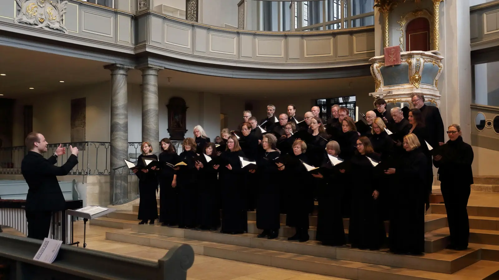 Bei der Zugabe: der Amadeus-Chor Neuendettelsau singt unter der Leitung von Benedikt Haag die Motette „Ubi caritas“ von Maurice Duruflé. (Foto: Thomas Wirth)