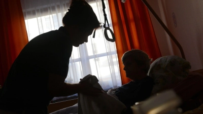 Für einen erholsamen Schlaf sind das richtige Setting und passende Routinen wichtig - für pflegende Angehörige als auch für die pflegebedürftige Person. (Foto: Jens Kalaene/dpa-Zentralbild/dpa-tmn)