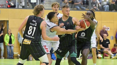 Die Neustädter (in Schwarz von links Christian Bittel, Manuel Rockmann und Emmanuel Ngan, hier gegen den Ansbacher Tevin Schnabel) müssen in München in der Defensive wirkungsvoll zupacken. (Foto: Martin Rügner)