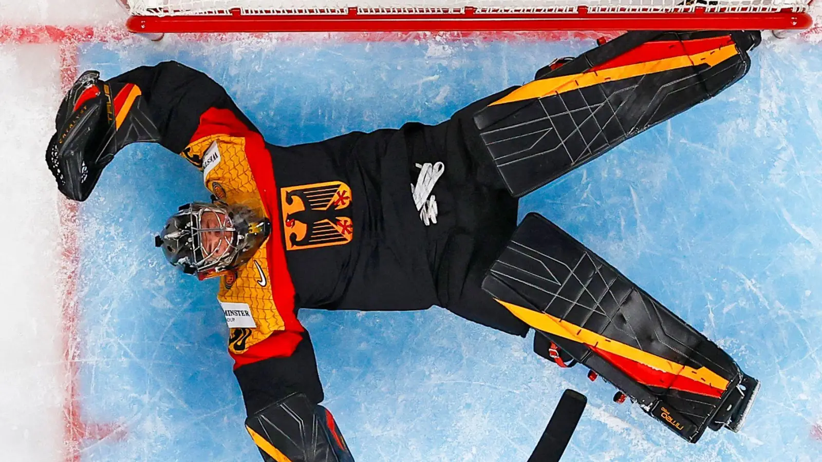 Symbolträchtig: Deutschlands Torhüter Philipp Grubauer liegt auf dem Eis. (Foto: Andreas Becker/Keystone/dpa)