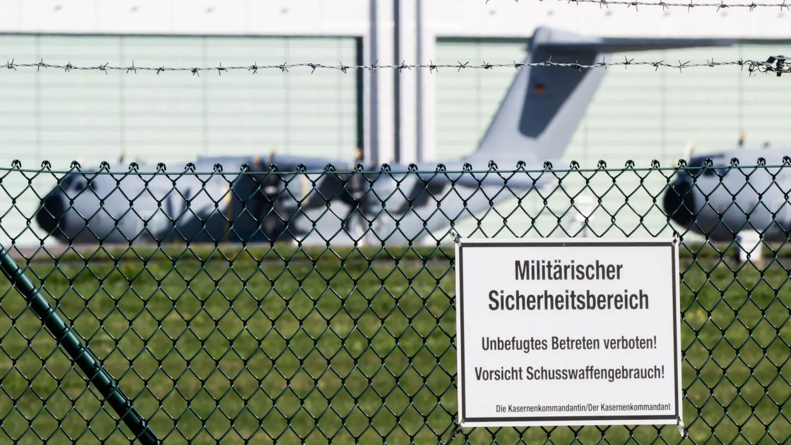 In der Nähe des Luftwaffen-Stützpunkts Wunstorf wurde mitte September eine Drohne gefunden. (Archivbild)  (Foto: Julian Stratenschulte/dpa)