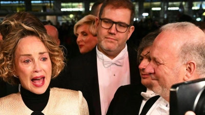 Bei Sharon Stone flossen am roten Teppich ein paar Tränen. (Foto: Helmut Fohringer/APA/dpa)