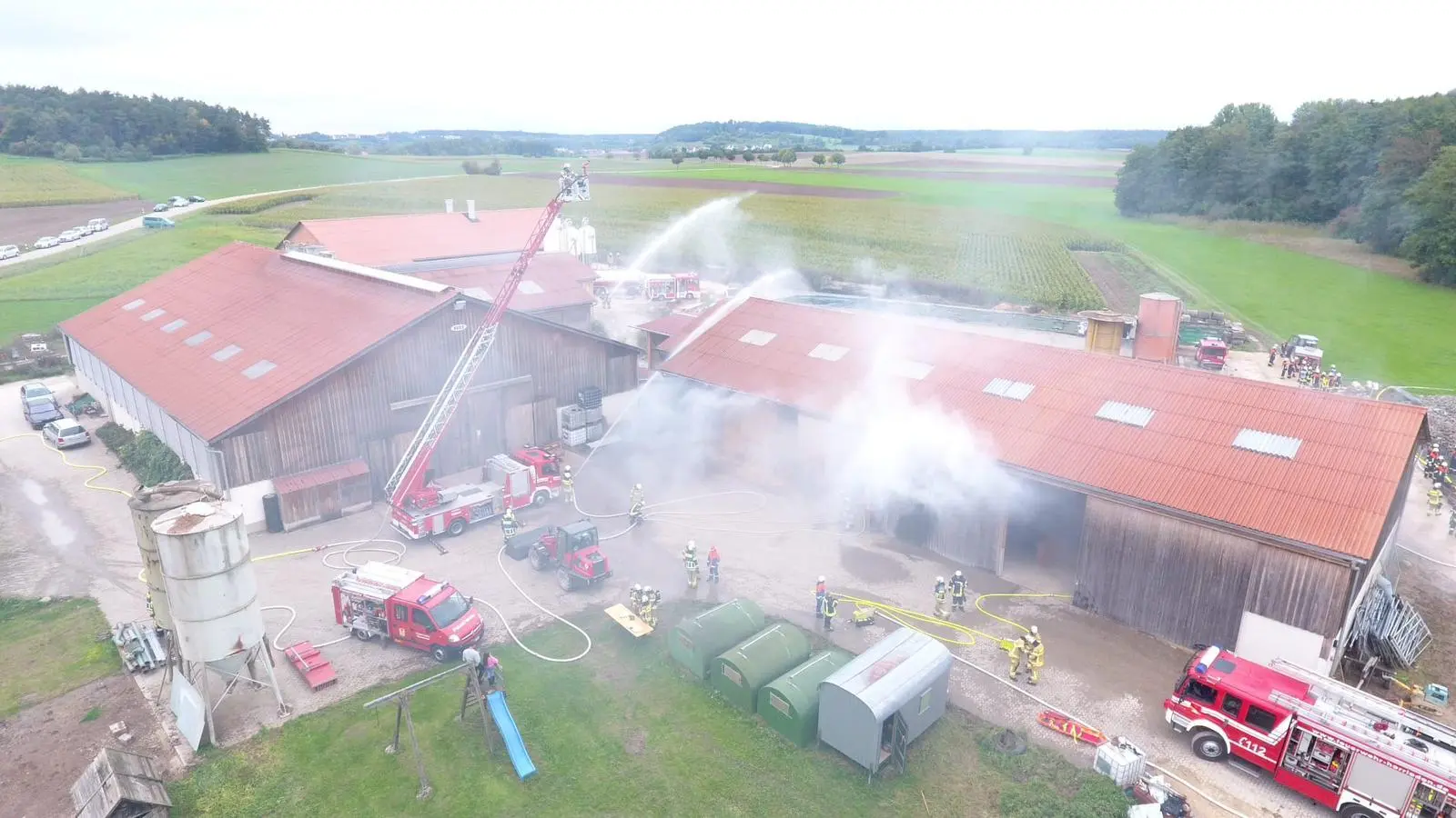 Durch eine Nebelmaschine wurde der Scheunenbrand auf dem Anwesen Schreinermühle bei Rauenzell realitätsnah simuliert. (Foto: Feuerwehr Rauenzell)