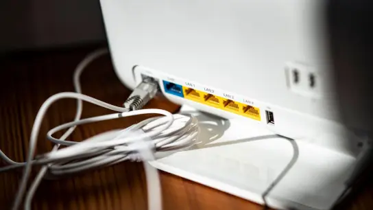 Ein LAN-Kabel steckt in einem Router. (Foto: Fabian Sommer/dpa/Symbolbild)