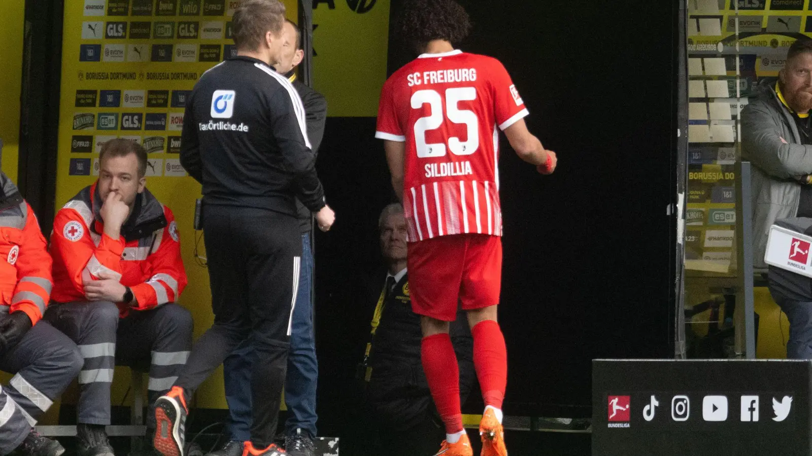 Freiburgs Kiliann Sildillia (r) musste beim Spiel in Dortmund schon in der 17. Minute mit Gelb-Rot vom Platz. (Foto: Bernd Thissen/dpa)