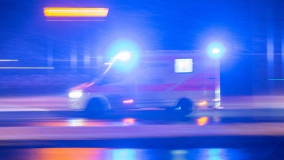 Die verletzte Frau wurde in ein Krankenhaus nach München gebracht. (Symbolbild) (Foto: Sebastian Gollnow/dpa)