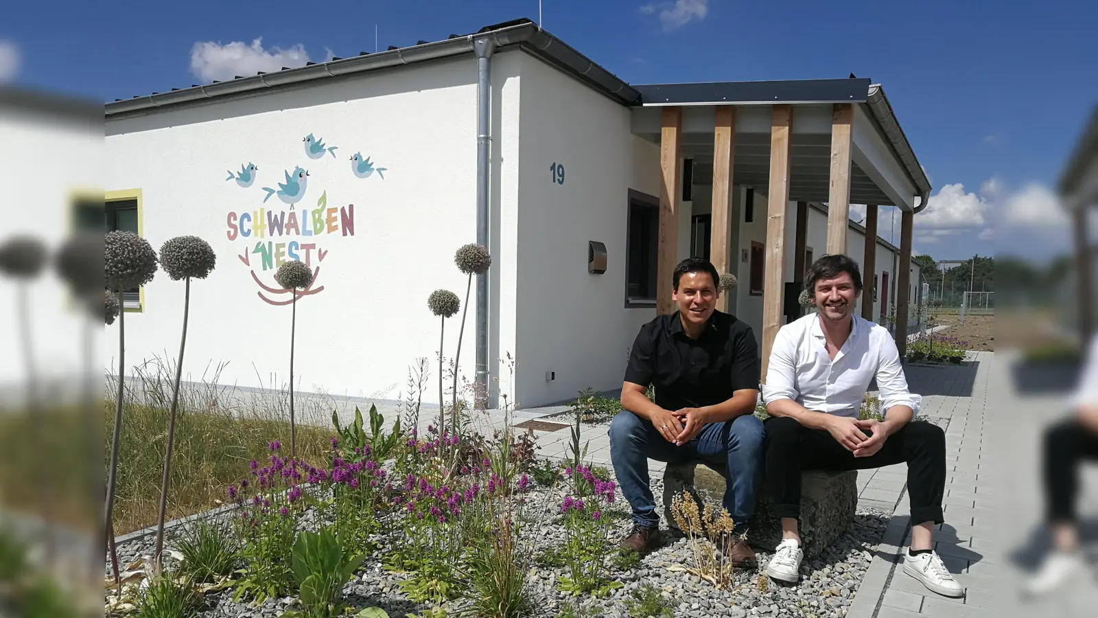 Bürgermeister Tobias Strauß (links) und Architekt Martin Szymanski stellten im Rahmen der „Architektouren“ Besuchern die neue Kindertagsesstätte „Schwalbennest“ in Schnelldorf vor. (Foto: Friedrich Strohmeier)