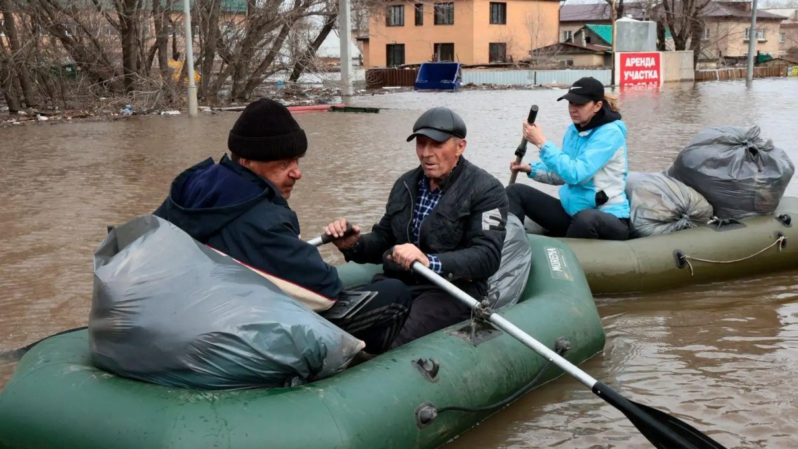 Die Überschwemmungen lösten die Evakuierung Tausender Menschen in der Region Orenburg aus, die etwa 1200 Kilometer südöstlich der Hauptstadt Moskau liegt. (Foto: v.v.smolnikov/AP/dpa)