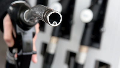Regelmäßig genutzte Tankstellen lassen sich in Preisvergleich-Apps speichern. (Foto: picture alliance / Franziska Kraufmann/dpa)