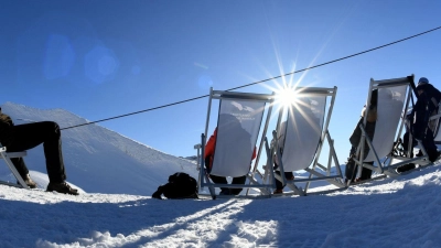 Beim Pausen-Stop auf der Skipiste müssen Wanderer und Skifahrer nicht immer in Berghütten einkehren. Praktische Snacks lassen sich auch daheim vorbereiten. (Foto: Angelika Warmuth/dpa/dpa-tmn)