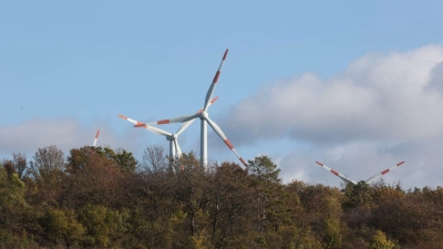 Windkrafträder stehen auf einem Feld bei Bucha in Thüringen. (Foto: Bodo Schackow/dpa)
