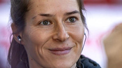 Unions Co-Trainerin Marie-Louise Eta lächelt während eines Interviews. (Foto: Andreas Gora/dpa)