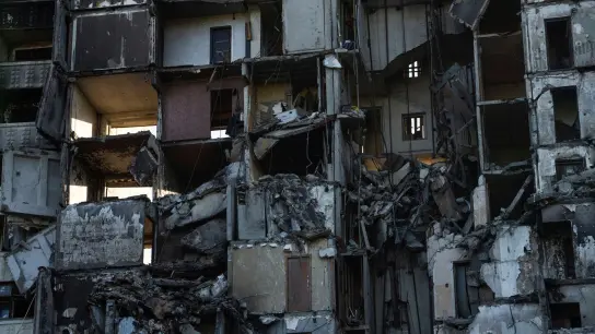 Blick auf ein Gebäude, das bei einem russischen Angriff in Charkiw, Ukraine, zerstört wurde. (Foto: Evgeniy Maloletka/AP/dpa)