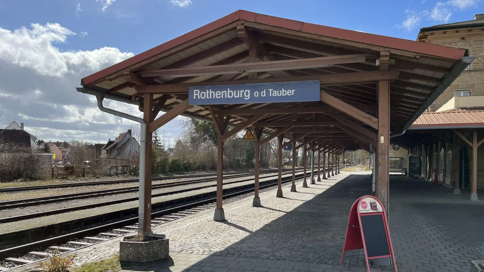 Auf der Strecke zwischen dem Rothenburger Bahnhof (Foto) und Steinach fielen am Freitagnachmittag alle Züge aus. Der Grund waren Reperaturarbeiten an einem Fahrzeug. (Foto: Volker Raab)