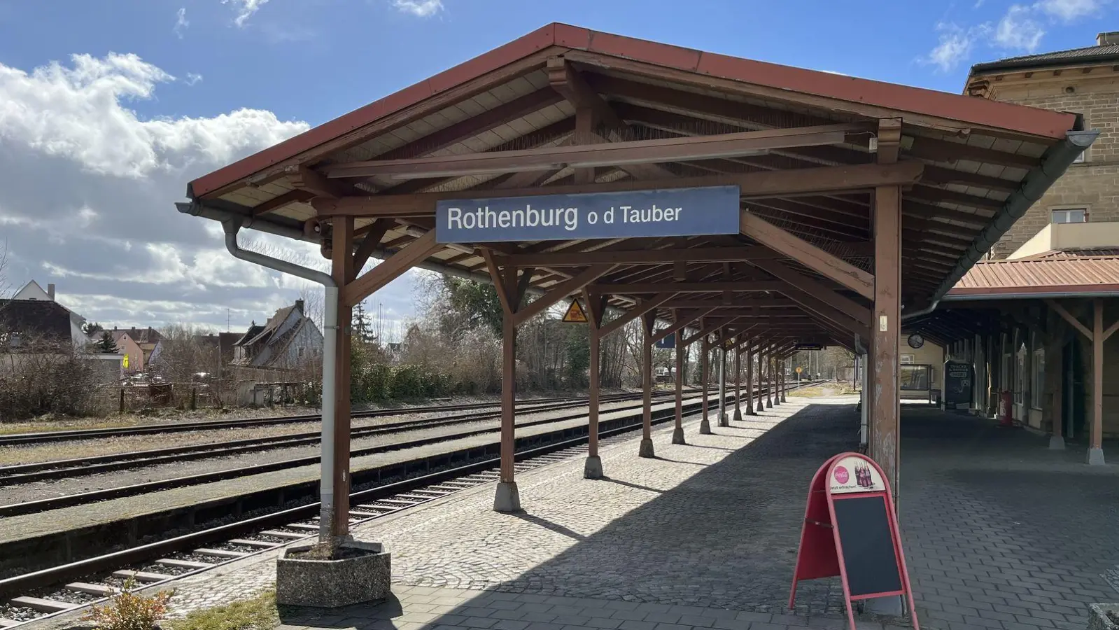 Zwischen Steinach und dem Rothenburger Bahnhof (Foto) fallen die Züge aus, weil es der Bahn an Fahrzeugen fehlt. (Archivbild: Volker Raab)