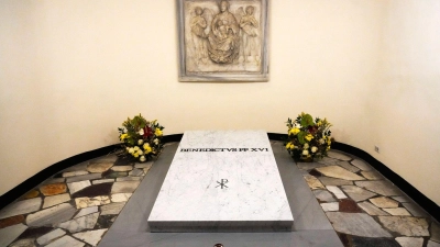 Joseph Ratzinger liegt im Grab seines polnischen Vorgängers Papst Johannes Paul II. in der Grotte des Petersdoms. (Foto: Gregorio Borgia/AP/dpa)