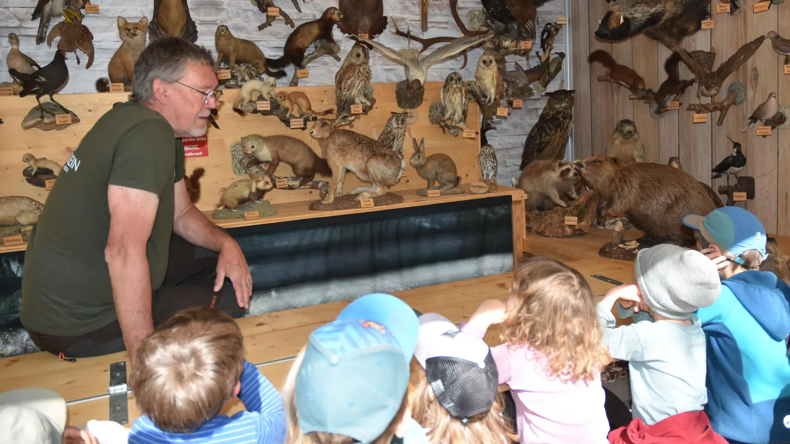 Norbert Wanka, Vorsitzender des Jägervereins Neustadt/Aisch und Umgebung, erklärte den Kindern die Wildtiere in Bayern. Die Mädchen und Jungen waren sehr interessiert und wussten schon so manches.  (Foto: Anita Dlugoß)