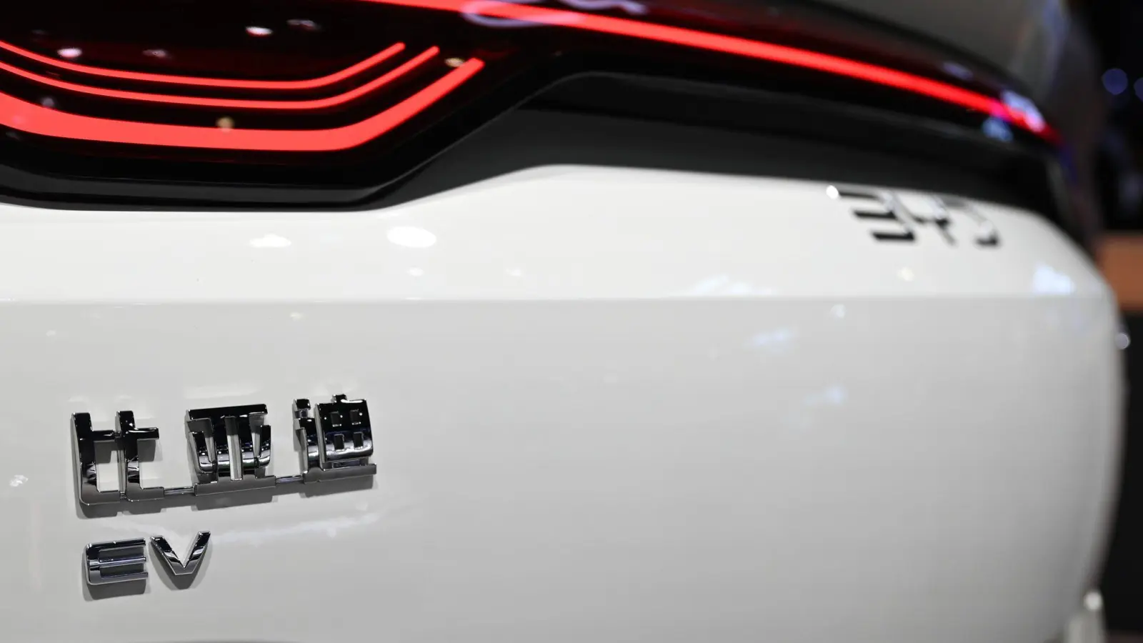 BYD aus China verkaufte 2024 erstmals mehr E-Autos als der bisherige Marktführer Tesla. (Archivfoto) (Foto: Johannes Neudecker/dpa)