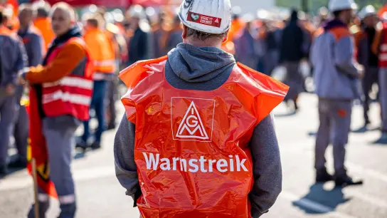 Beschäftigte der Salzgitter AG beteiligen sich an einem Warnstreik. (Foto: Moritz Frankenberg/dpa)