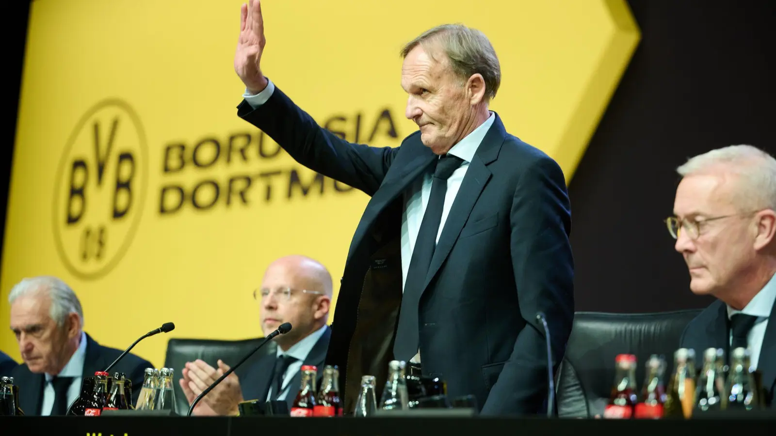 Denkzettel zum Amtswechsel: Der neue BVB-Präsident Hans-Joachim Watzke erhielt nur 59 Prozent Ja-Stimmen (Foto: Bernd Thissen/dpa)
