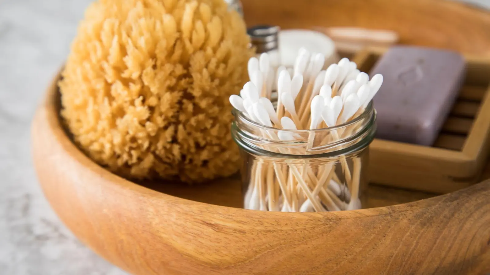 Nicht für die Ohrhygiene: Vom Einsatz von Wattestäbchen im Gehörgang raten Ärzte klar ab. (Foto: Christin Klose/dpa-tmn)