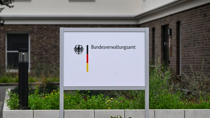 Das Bundesverwaltungsamt. Hier eine Außenstelle in Brandenburg. (Archivbild) (Foto: Jens Kalaene/dpa)