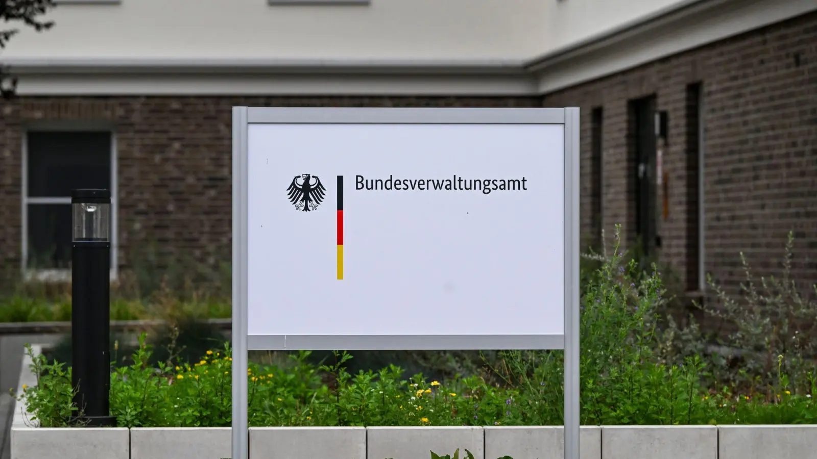 Das Bundesverwaltungsamt. Hier eine Außenstelle in Brandenburg. (Archivbild) (Foto: Jens Kalaene/dpa)