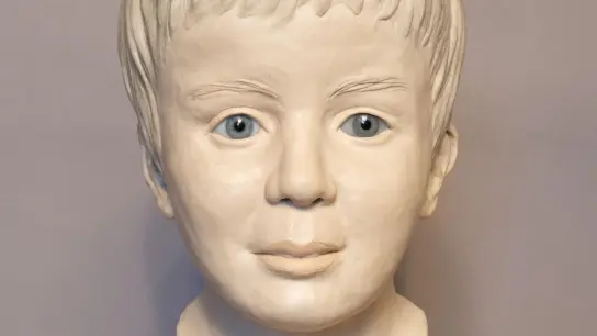 Eine im Rahmen einer rechtsmedizinischen Gesichtsrekonstruktion erstellte Skulptur eines Jungen, der tot in der Donau gefunden wurde. (Foto: Polizeipräsidium Oberbayern Nord/dpa/Archivbild)