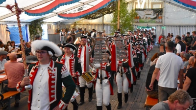 Beim Einzug der Festgesellschaft ins Festzelt marschierte der Spielmannszug Feuchtwangen vorneweg. (Foto: Werner Wenk)