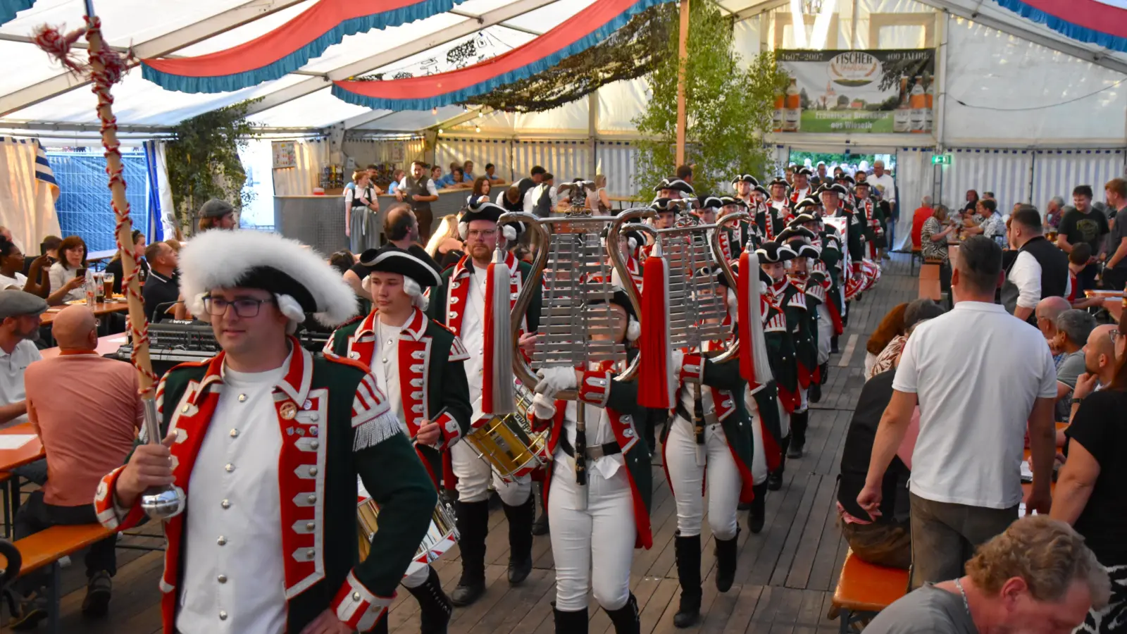 Beim Einzug der Festgesellschaft ins Festzelt marschierte der Spielmannszug Feuchtwangen vorneweg. (Foto: Werner Wenk)