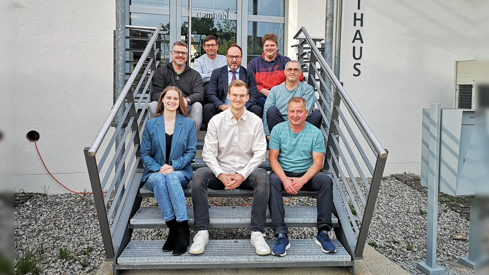 Fünf neue Mitglieder wurden in der Dombühler Ratsrunde begrüßt. Das Foto zeigt Sandra Strauß, Fabian Hensler und Eugen Keberlein (vorne, von links) sowie Harald Hörber und Patrick Weberndörfer (hinten, von links) mit Bürgermeister Jürgen Geier (Mitte) sowie dessen alten und neuen Stellvertretern Andreas von Berg (links von ihm ) und Norbert Strauß. (Foto: Jürgen Binder)