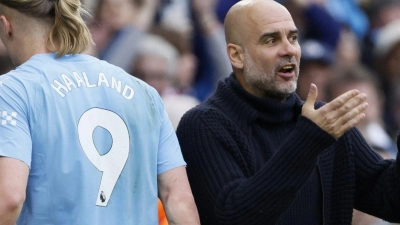 Erling Haaland (l) von Manchester City reagiert auf Trainer Pep Guardiola. (Foto: Richard Sellers/PA Wire/dpa)