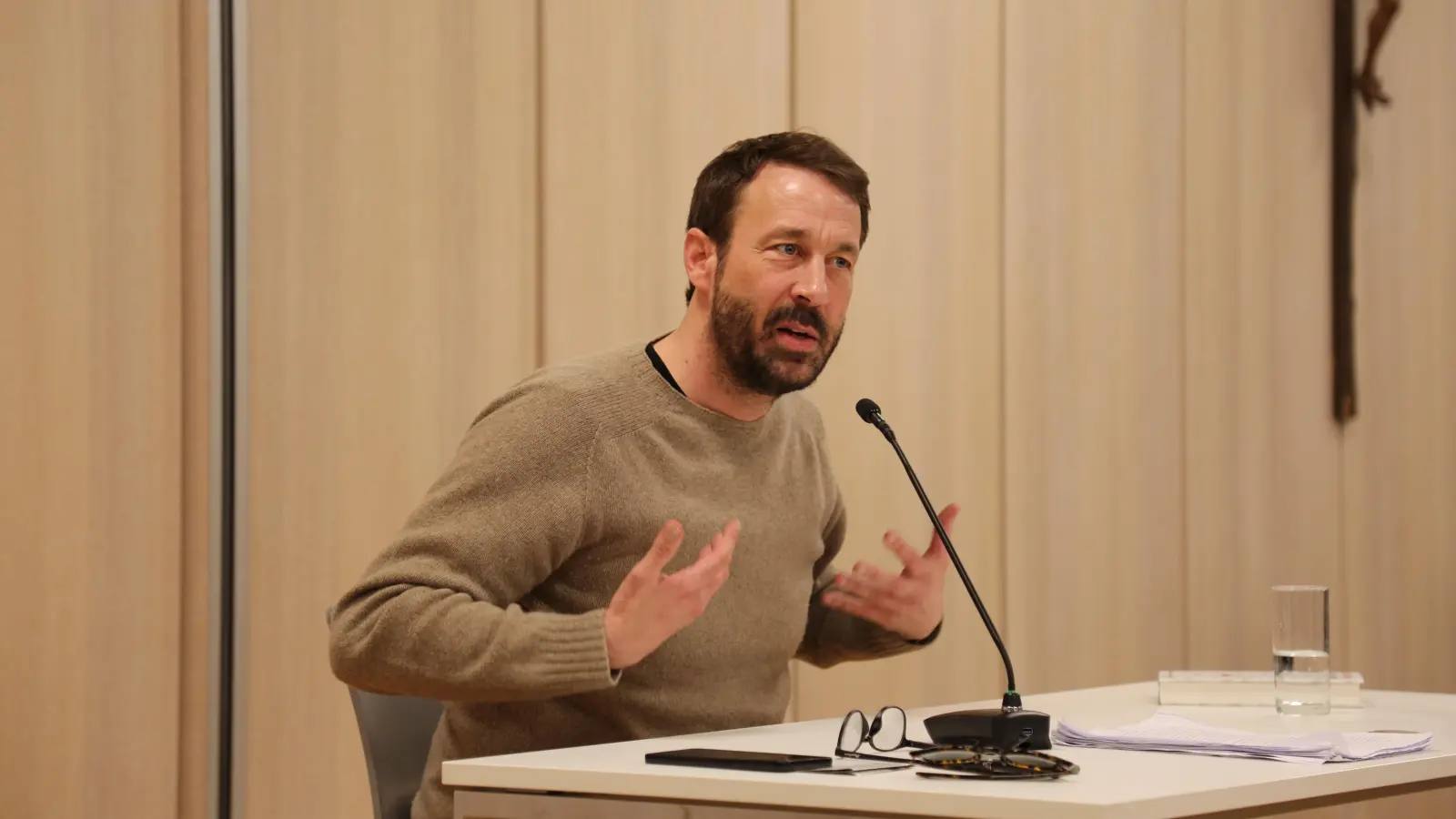 Tobias Haberl hat sich auf sehr persönliche Weise mit dem Thema Glauben in der heutigen Zeit auseinandergesetzt. (Foto: Martina Kramer)